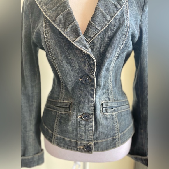 CAbi CAbi RUFFLE COLLAR DETAIL 2 BUTTON FRONT DENIM BLAZER STYLE JACKET SZ S - Picture 6 of 16